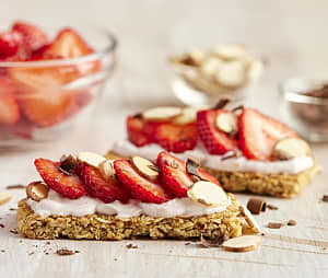 nature-valley-crunchy-snacks-garnished-with-strawberry-slices